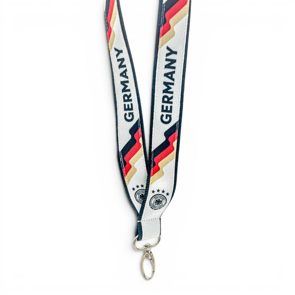 Am Ball DFB Lanyard in Weiß mit schwarz-rot-goldenen Streifen, Germany Schriftzug und silbernem Metallkarabiner.