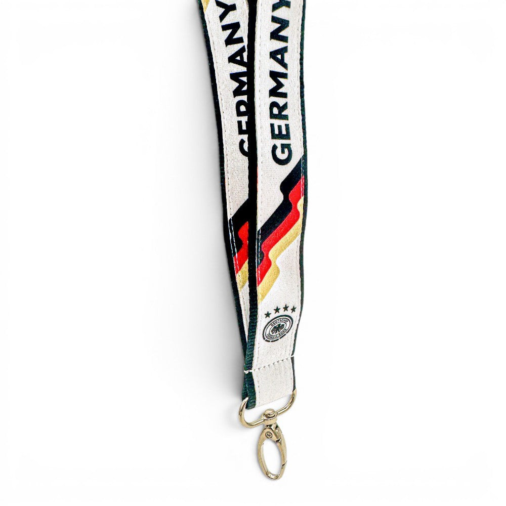 Am Ball DFB Lanyard in Weiß mit schwarz-rot-goldenen Streifen, DFB-Emblem und silbernem Karabinerhaken.