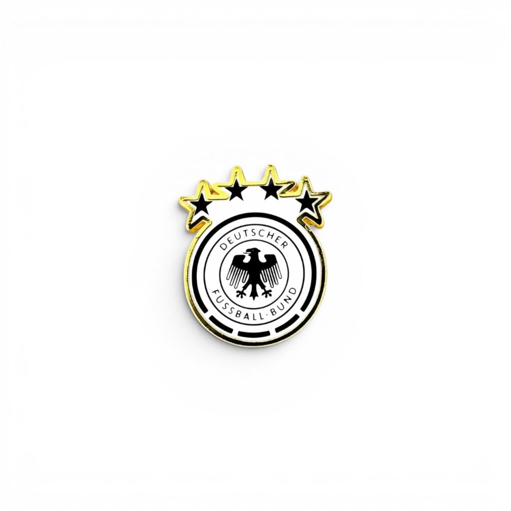 Am Ball DFB Logo Pin mit vier goldenen Sternen und Adler-Wappen, aus Zamak, für Fans der deutschen Nationalmannschaft.