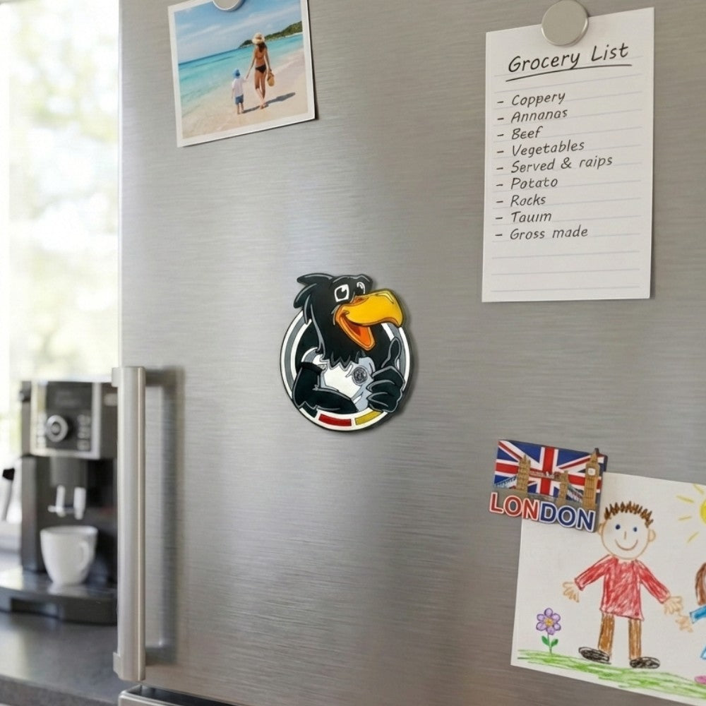 Am Ball DFB Magnet mit Maskottchen Paule als Adler im DFB-Emblem mit Daumen hoch an einem Kühlschrank
