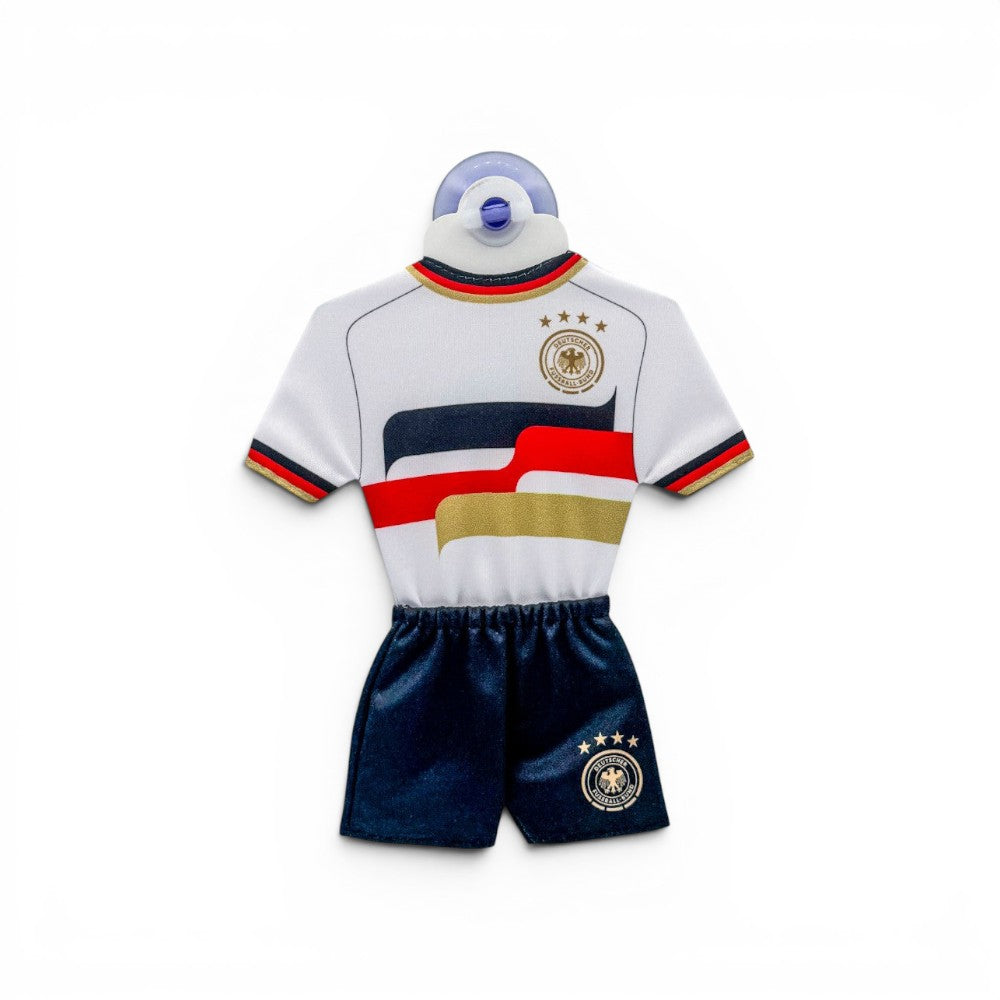 Am Ball DFB Mini-Trikot-Set mit Saugnapf, weißes Heimtrikot mit schwarz-rot-goldenen Details und schwarze Shorts