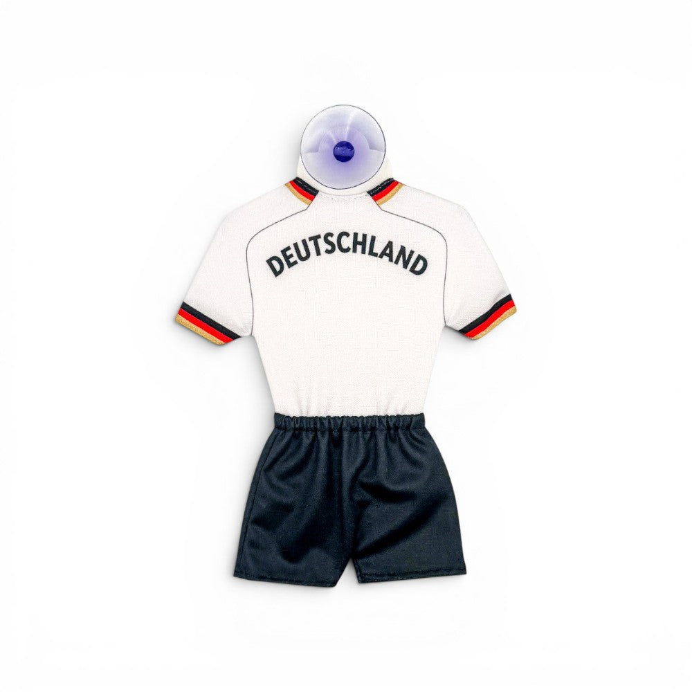 Am Ball DFB Mini-Trikot Set mit Saugnapf, weißes Trikot mit Deutschland-Schriftzug und schwarze Shorts für Fans.