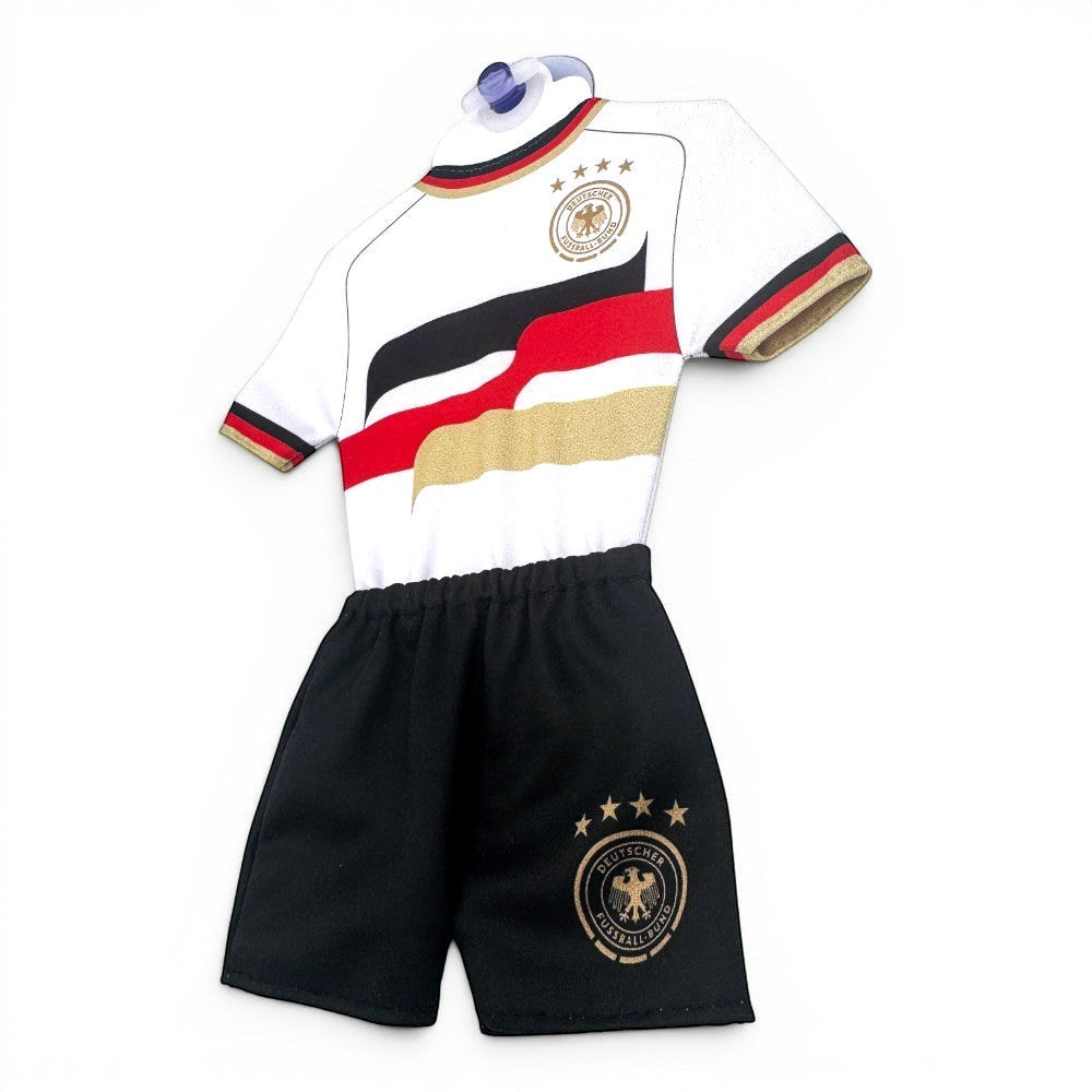 Am Ball DFB Mini-Trikot-Set für das Auto mit weißem Trikot, schwarzer Hose, DFB-Wappen und vier Sternen.