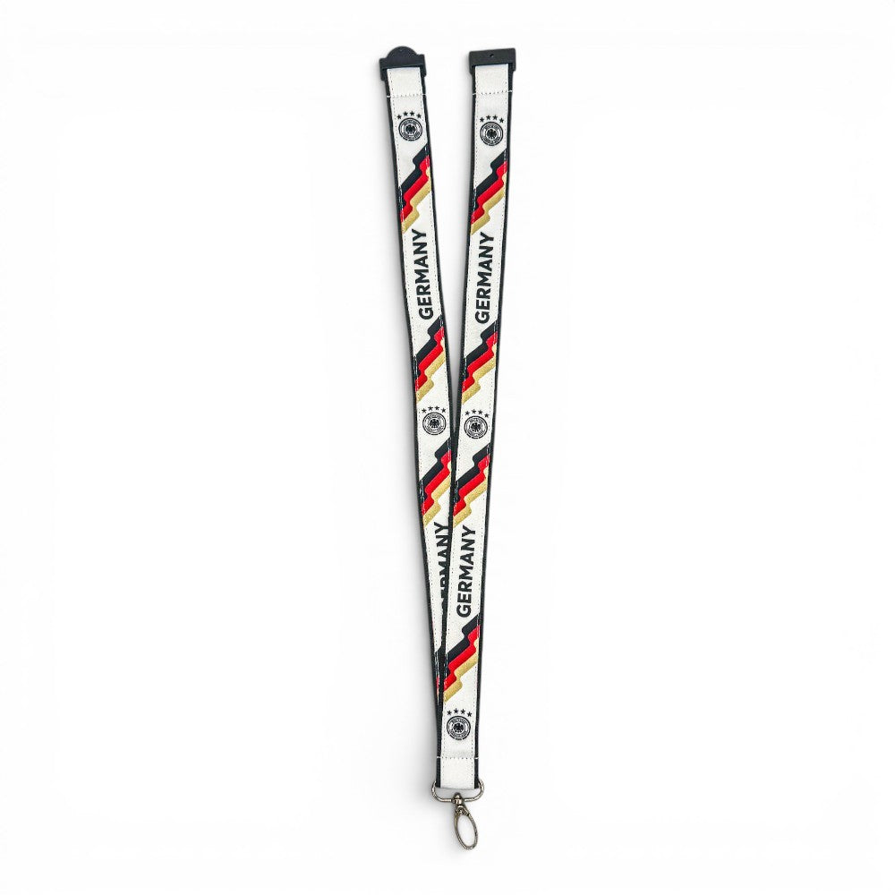 Am Ball DFB Nationalmannschaft Lanyard in Weiß mit schwarz-rot-goldenen Streifen, DFB-Emblem und Metallkarabiner.