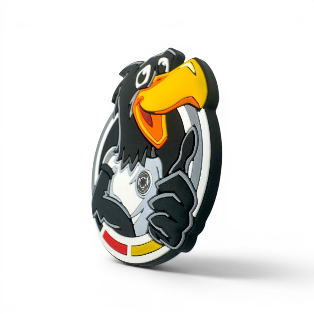 Am Ball DFB Magnet Paule Maskottchen aus PVC mit Daumen hoch im DFB-Emblem Design