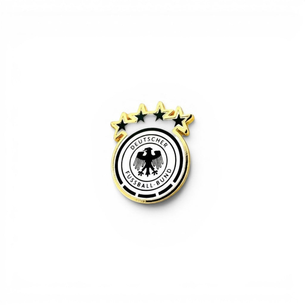 Am Ball DFB Pin Badge Logo aus Zamak mit vier goldenen Sternen und dem deutschen Adler-Wappen.