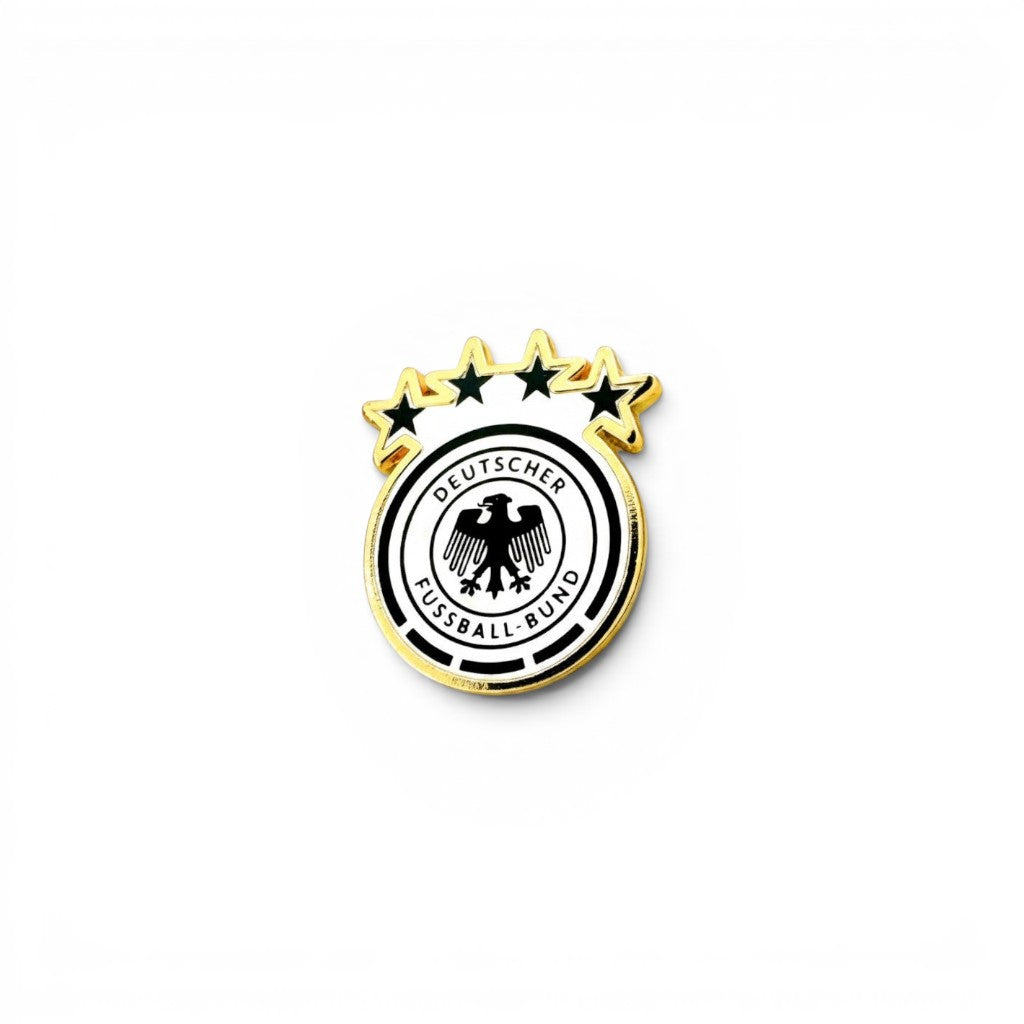 Am Ball DFB Pin Badge Logo aus Zamak mit vier goldenen Sternen und dem deutschen Adler-Wappen.