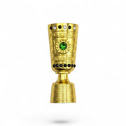 Am Ball DFB-Pokal Magnet aus goldfarbenem Zamak mit detaillierter Gravur und grünem Schmuckstein