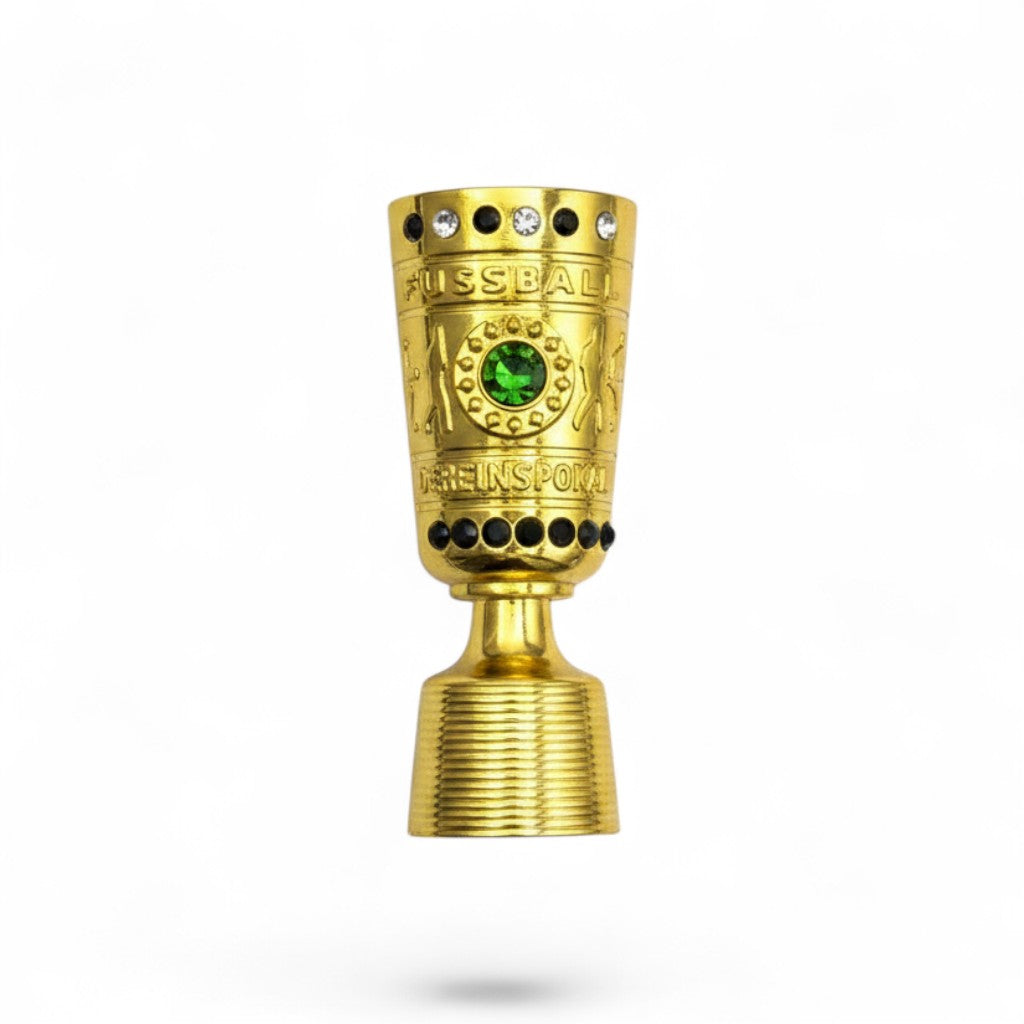 Am Ball DFB-Pokal Magnet aus goldfarbenem Zamak mit detaillierter Gravur und grünem Schmuckstein