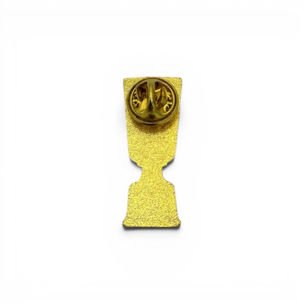 Am Ball DFB-Pokal Pin Badge Trophäe aus Zamak, goldfarben mit grünen Steinen, detailgetreue Nachbildung des Pokals.