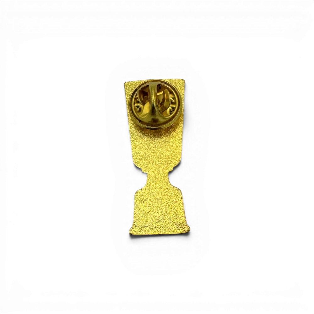 Am Ball DFB-Pokal Pin Badge Trophäe aus Zamak, goldfarben mit grünen Steinen, detailgetreue Nachbildung des Pokals.
