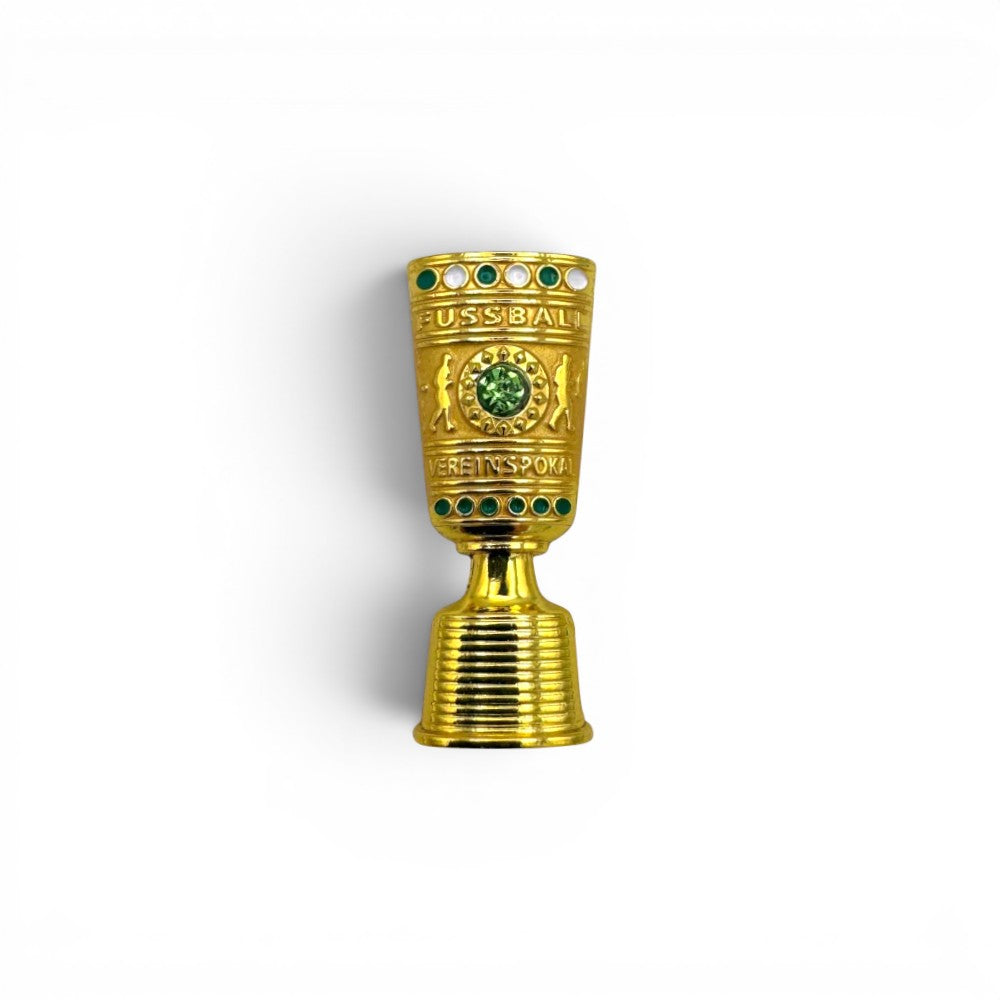 Am Ball DFB-Pokal Pin Anstecker aus Zamak, goldfarben mit grünen und weißen Steinen, detailgetreue Pokalabbildung.