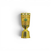 Am Ball DFB-Pokal Pin Anstecker aus Zamak, goldfarben mit grünen und weißen Steinen, detailgetreue Pokalabbildung.