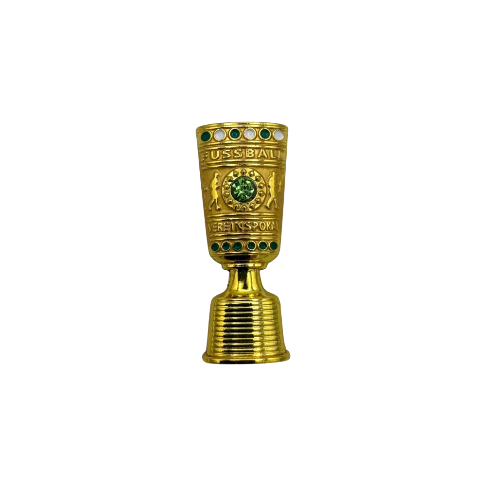 Am Ball DFB-Pokal Pin Anstecker aus Zamak, goldfarben mit grünen und weißen Steinen, detailgetreue Pokalabbildung.