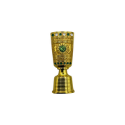 Am Ball DFB-Pokal Pin Anstecker aus Zamak, goldfarben mit grünen und weißen Steinen, detailgetreue Pokalabbildung.