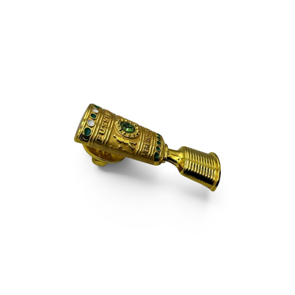 Am Ball DFB-Pokal Pin-Anstecker aus Zamak, goldfarben mit grünen Schmucksteinen, detailgetreue Nachbildung des Pokals.