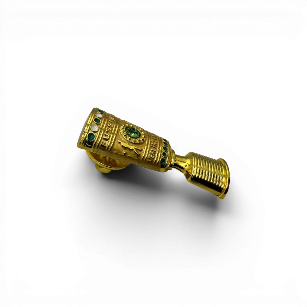 Am Ball DFB-Pokal Pin-Anstecker aus Zamak, goldfarben mit grünen Schmucksteinen, detailgetreue Nachbildung des Pokals.