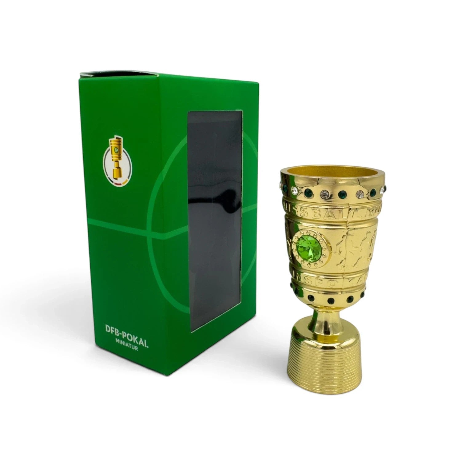 Am Ball DFB-Pokal Trophäen-Nachbildung aus Metall mit grünen Schmucksteinen und passender grüner Geschenkbox