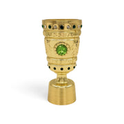Am Ball DFB-Pokal Trophäen-Nachbildung aus goldfarbenem Metall mit grünen Schmucksteinen, 100 mm groß