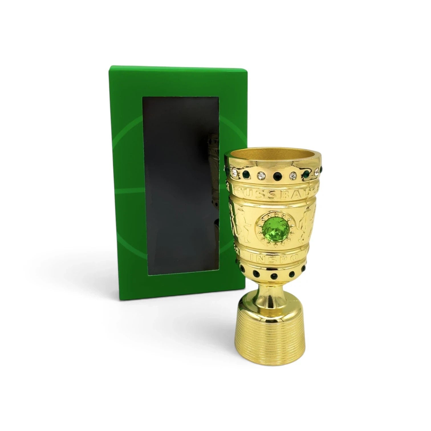 Am Ball DFB-Pokal Trophäen-Nachbildung in Gold mit grünem Stein und grüner Geschenkbox