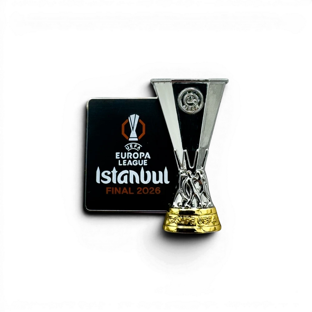 Am Ball UEFA Europa League Pokal Pin Istanbul Final 2026 aus Zamak, silber und goldfarben, mit schwarzer Karte.