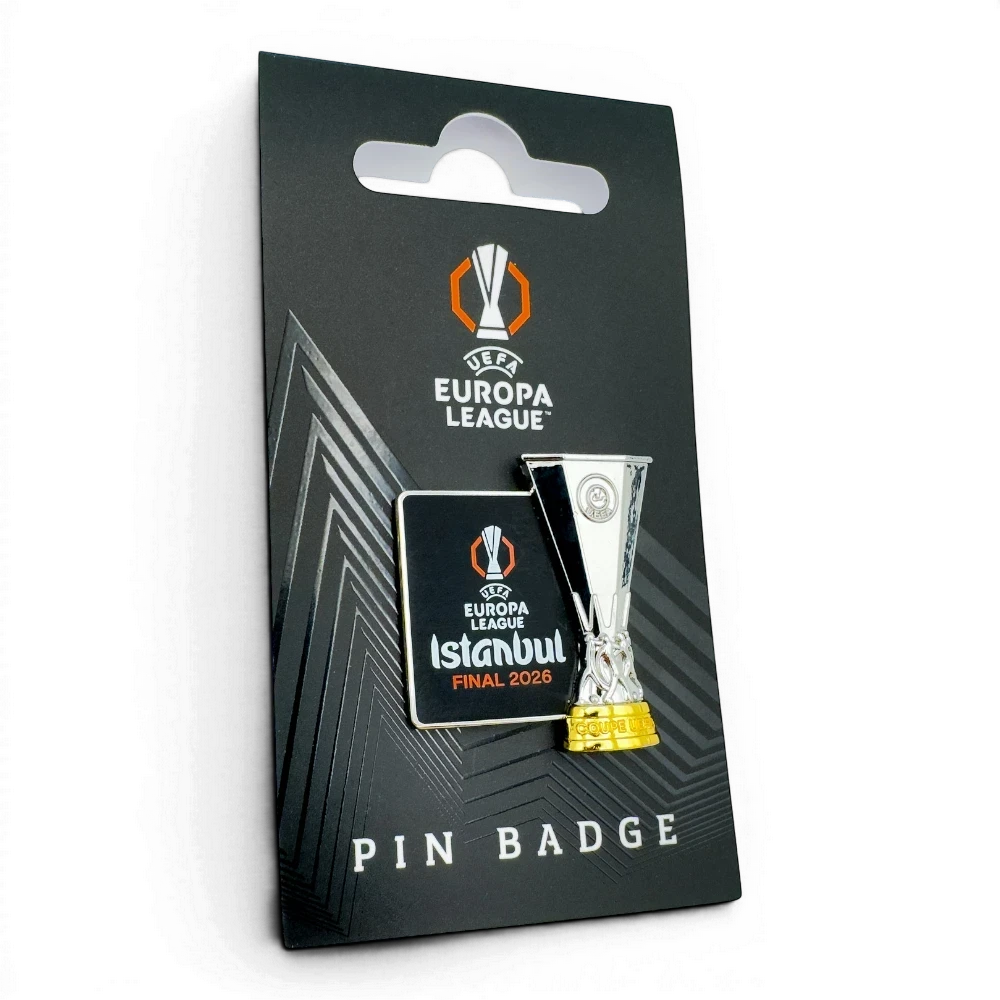 Am Ball UEFA Europa League Pokal Pin Istanbul Final 2026 aus Zamak. Silberner Pokal mit goldenem Sockel auf schwarzer Plakette.