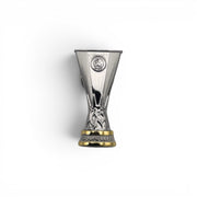 Am Ball UEFA Europa League Pin Badge aus Zamak mit detailliertem silber- und goldfarbenem Pokal-Design