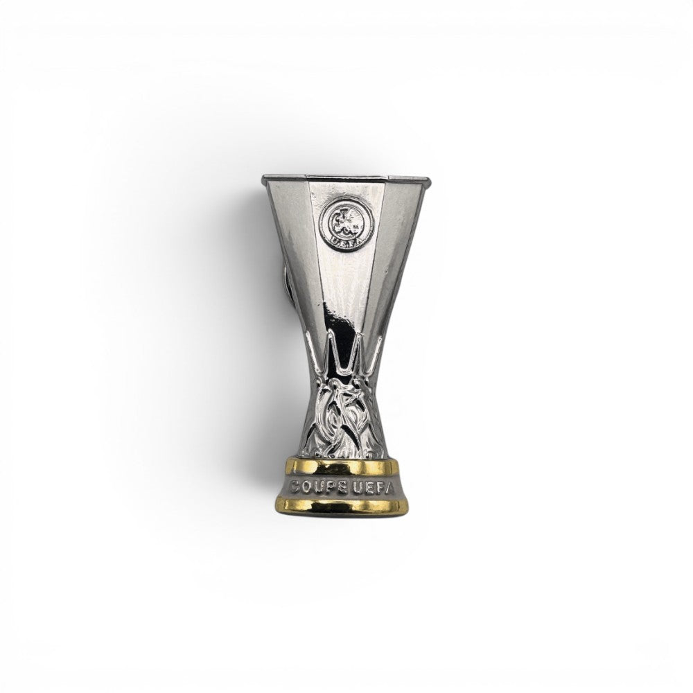 Am Ball UEFA Europa League Pin Badge aus Zamak mit detailliertem silber- und goldfarbenem Pokal-Design
