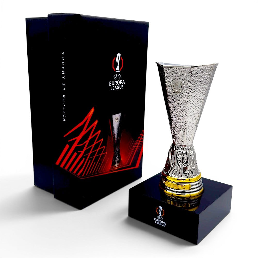 Am Ball UEFA Europa League Pokal-Replik aus Zamak auf schwarzem Acrylsockel, 150 mm, mit goldenen Akzenten.