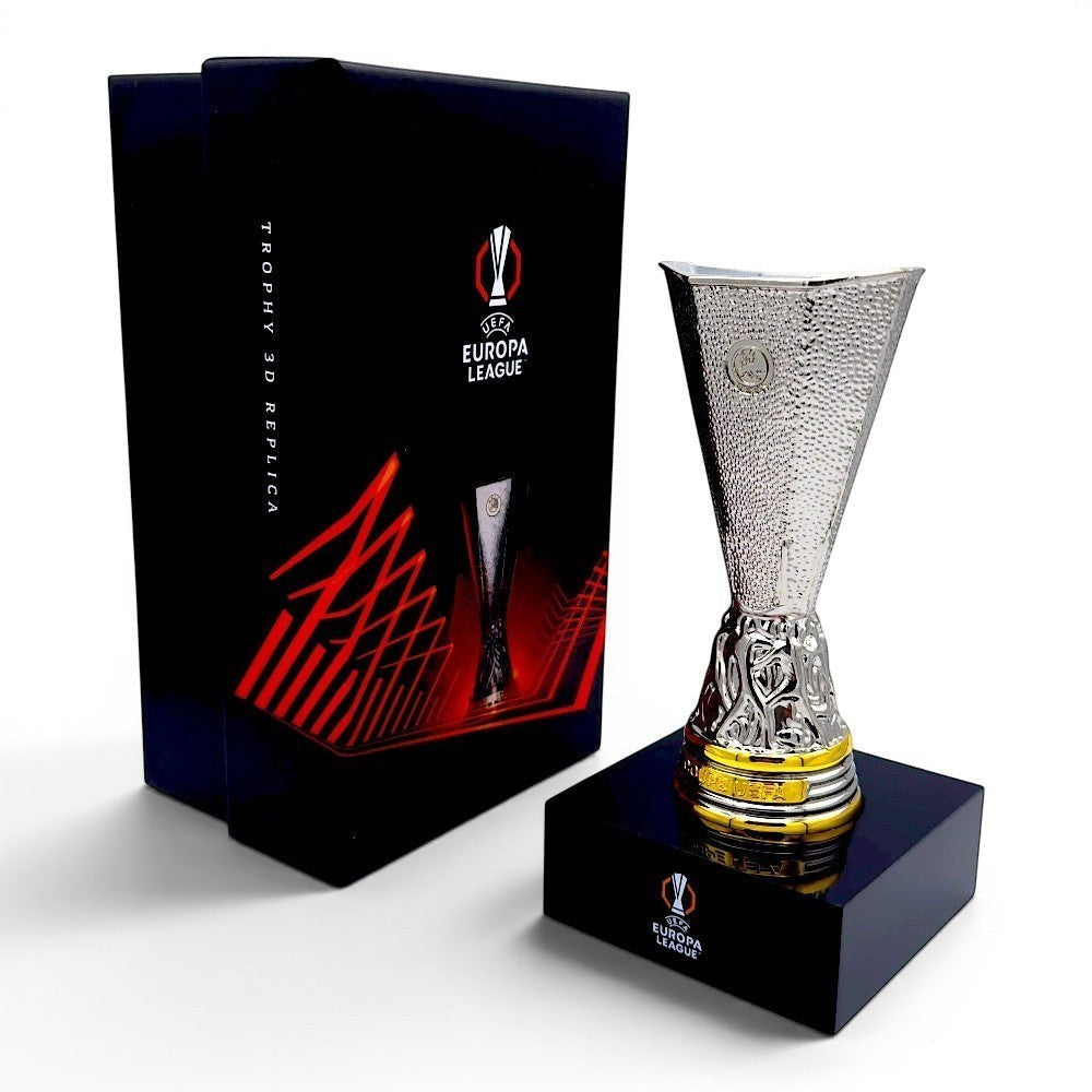 Am Ball UEFA Europa League Pokal-Replik aus Zamak auf schwarzem Acrylsockel, 150 mm, mit goldenen Akzenten.