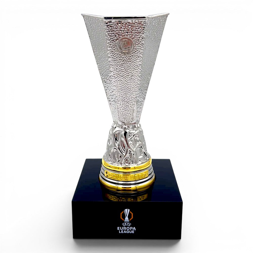 Am Ball UEFA Europa League Pokal-Replika aus Zamak auf schwarzem Acryl-Sockel mit Golddetails, 150 mm