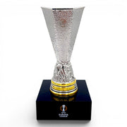 Am Ball UEFA Europa League Pokal-Replika aus Zamak auf schwarzem Acryl-Sockel mit Golddetails, 150 mm