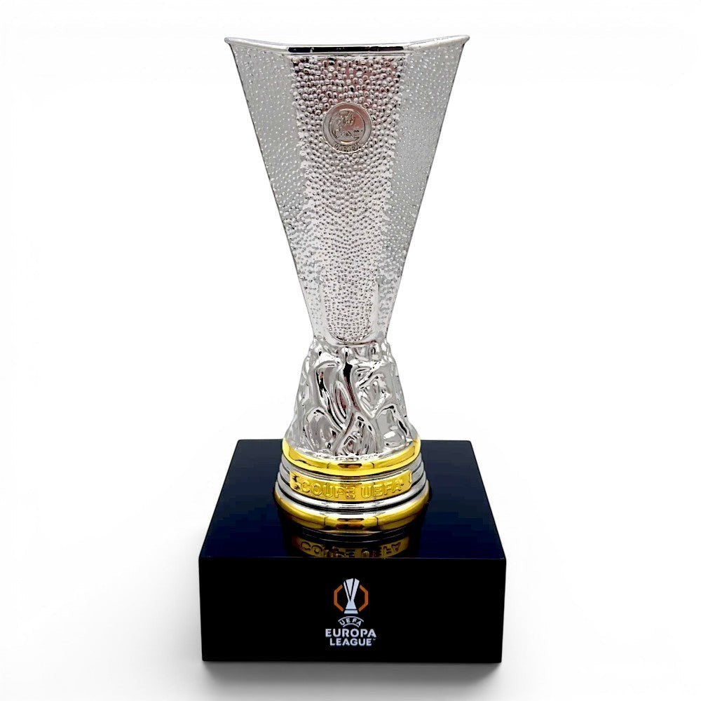 Am Ball UEFA Europa League Pokal-Replika aus Zamak auf schwarzem Acryl-Sockel mit Golddetails, 150 mm
