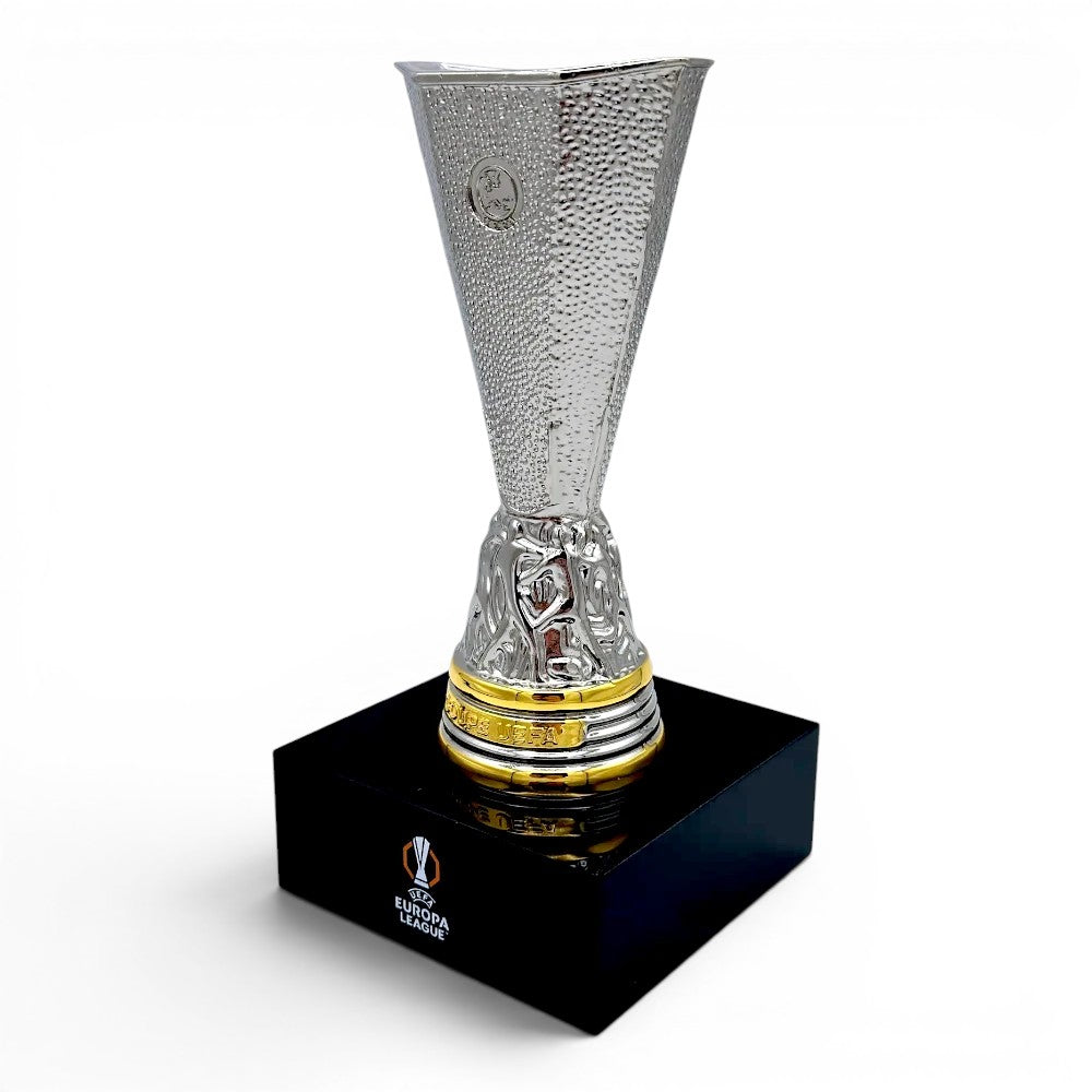 Am Ball UEFA Europa League Trophäen-Replik aus Zamak auf schwarzem Acrylsockel mit goldenen Akzenten