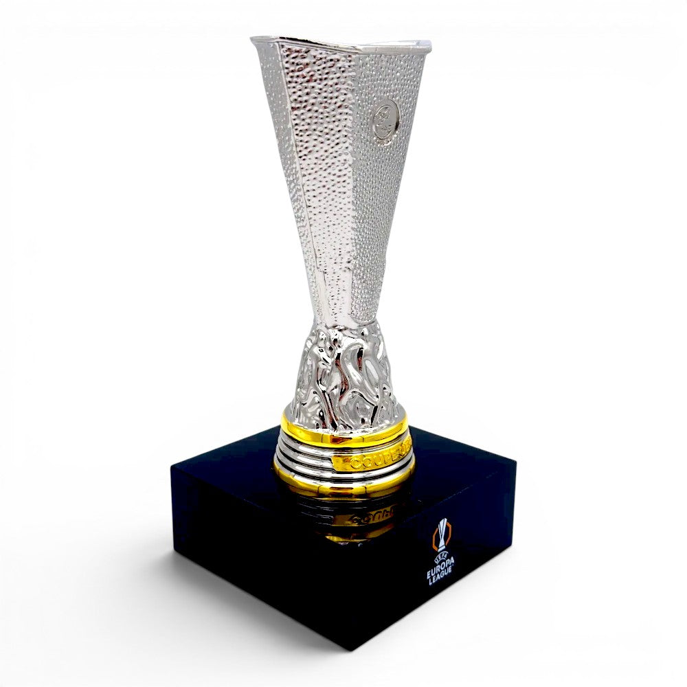 Am Ball UEFA Europa League Trophäen-Replik aus Zamak auf schwarzem Acryl-Sockel mit Golddetails, 150 mm