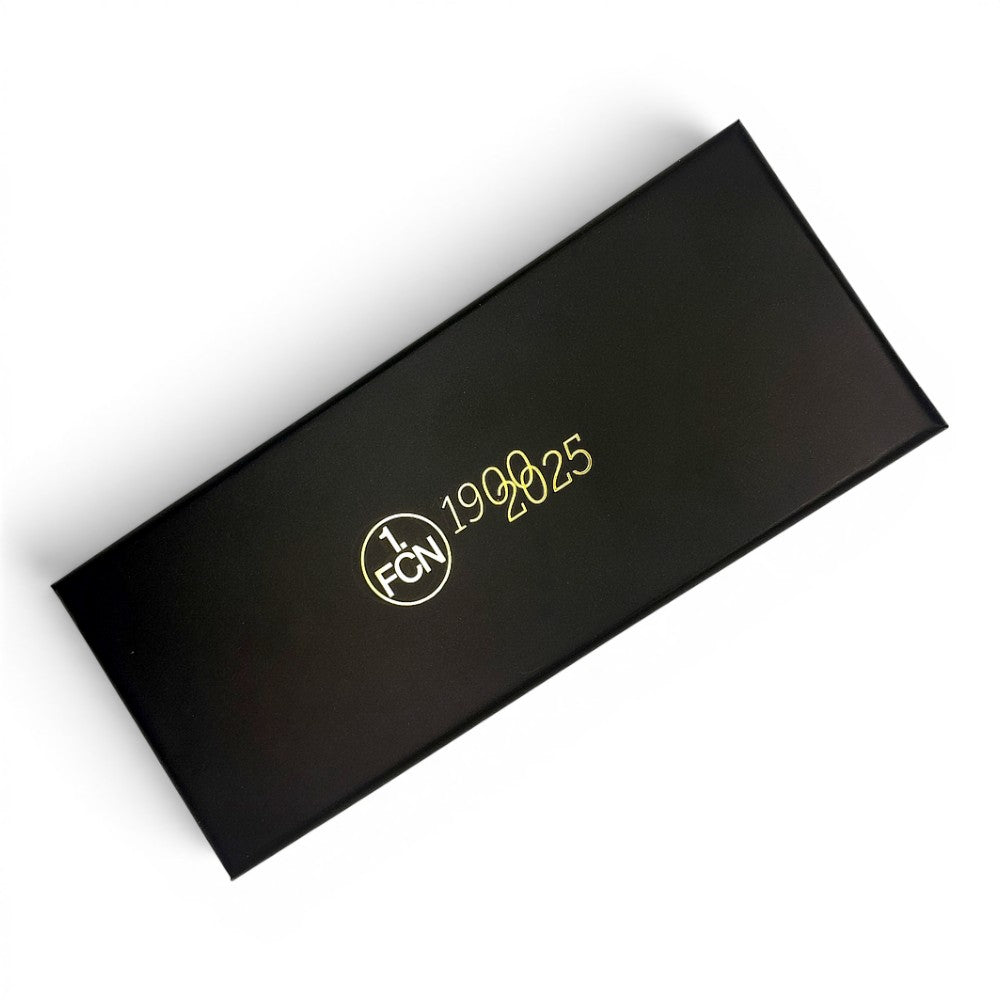 Am Ball 1. FC Nürnberg Jubiläums-Geschenkbox in Schwarz mit goldenem 125-Jahre-Logo für Stift und Schlüsselanhänger