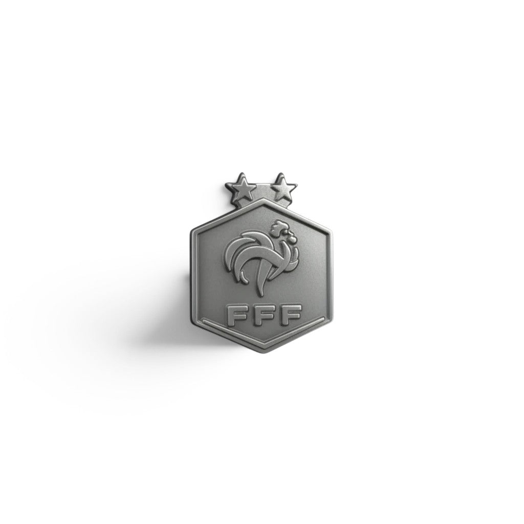 Am Ball Silberfarbene Metall-Anstecknadel mit FFF-Logo und zwei Sternen, Zamak