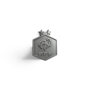 Am Ball Silberfarbene Metall-Anstecknadel mit FFF-Logo und zwei Sternen, Zamak