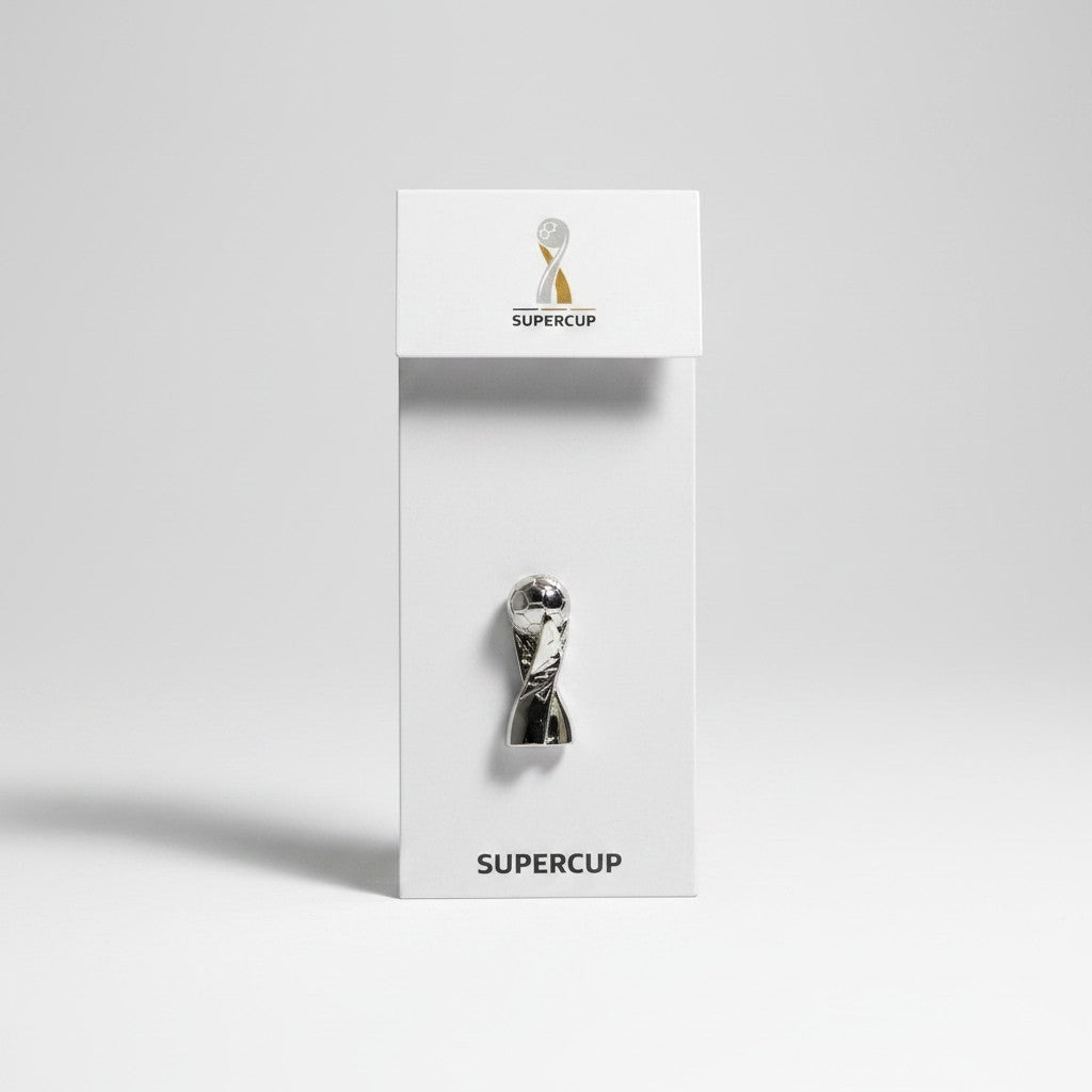 Am Ball Franz Beckenbauer Cup Pin Badge aus glänzendem Zamak auf offizieller DFL Super Cup Papierkarte