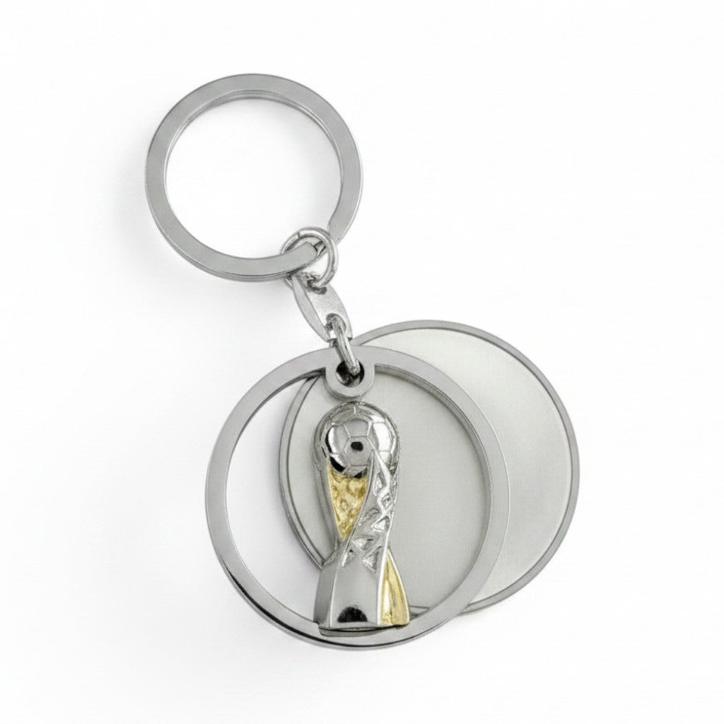 Am Ball Franz-Beckenbauer-Supercup Schlüsselanhänger aus Zamak in Silber und Gold mit zweigeteiltem Ringdesign.