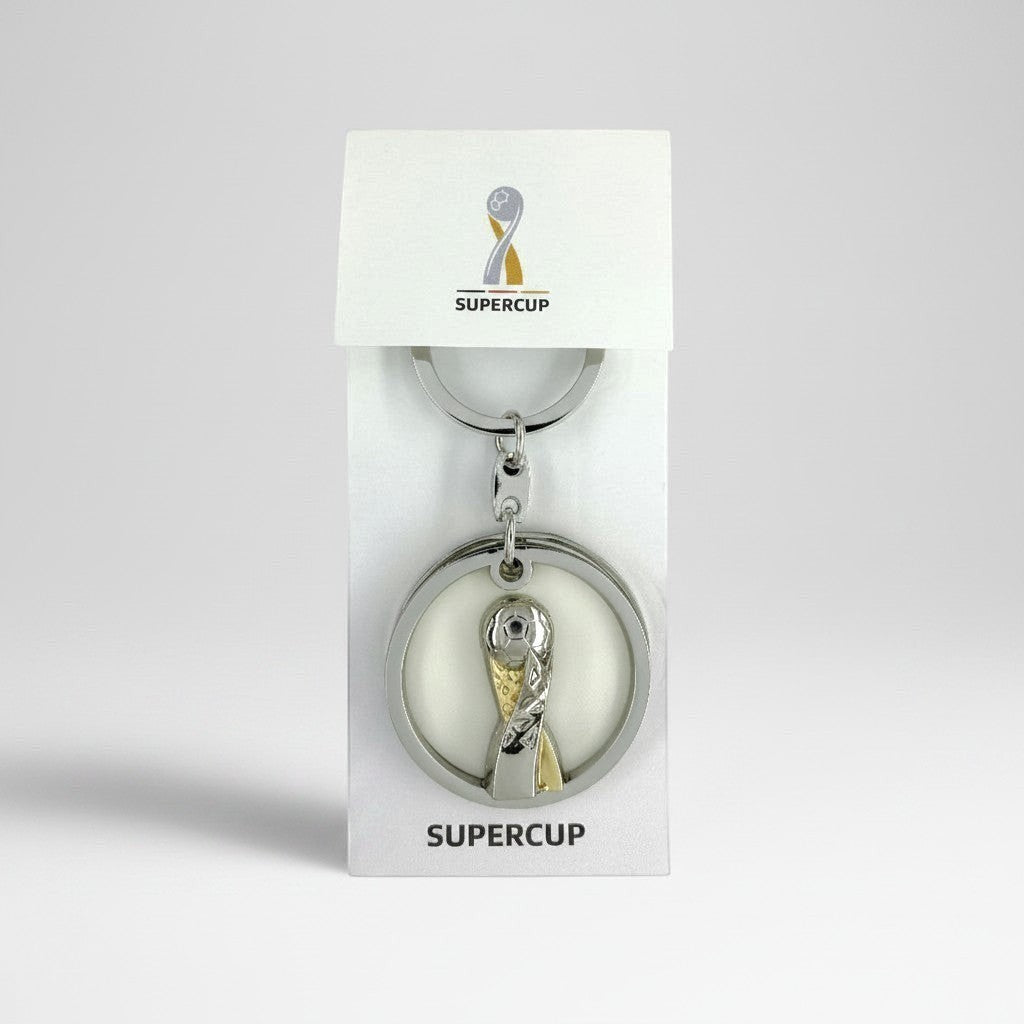 Am Ball Franz-Beckenbauer-Supercup Schlüsselanhänger aus Zamak mit silber-goldener Trophäe im Doppelring-Design.