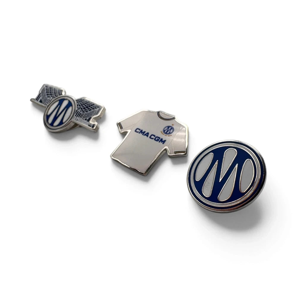 Am Ball 3er-Pin-Set mit Trikot, Logo und Velodrom-Motiv in Blau und Silber für Fußballfans