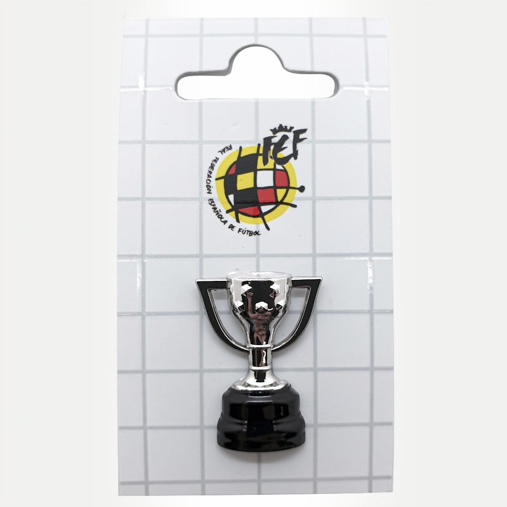 Am Ball La Liga Pin Badge in Form der Meisterschaftstrophäe aus Zamak auf offizieller RFEF-Karte