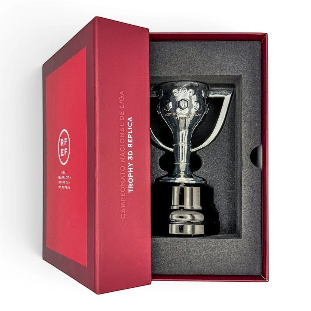 Am Ball La Liga Trophäen-Replik aus Zamak und Acryl, 150 mm, silberfarben, mit Sockel und Geschenkbox.