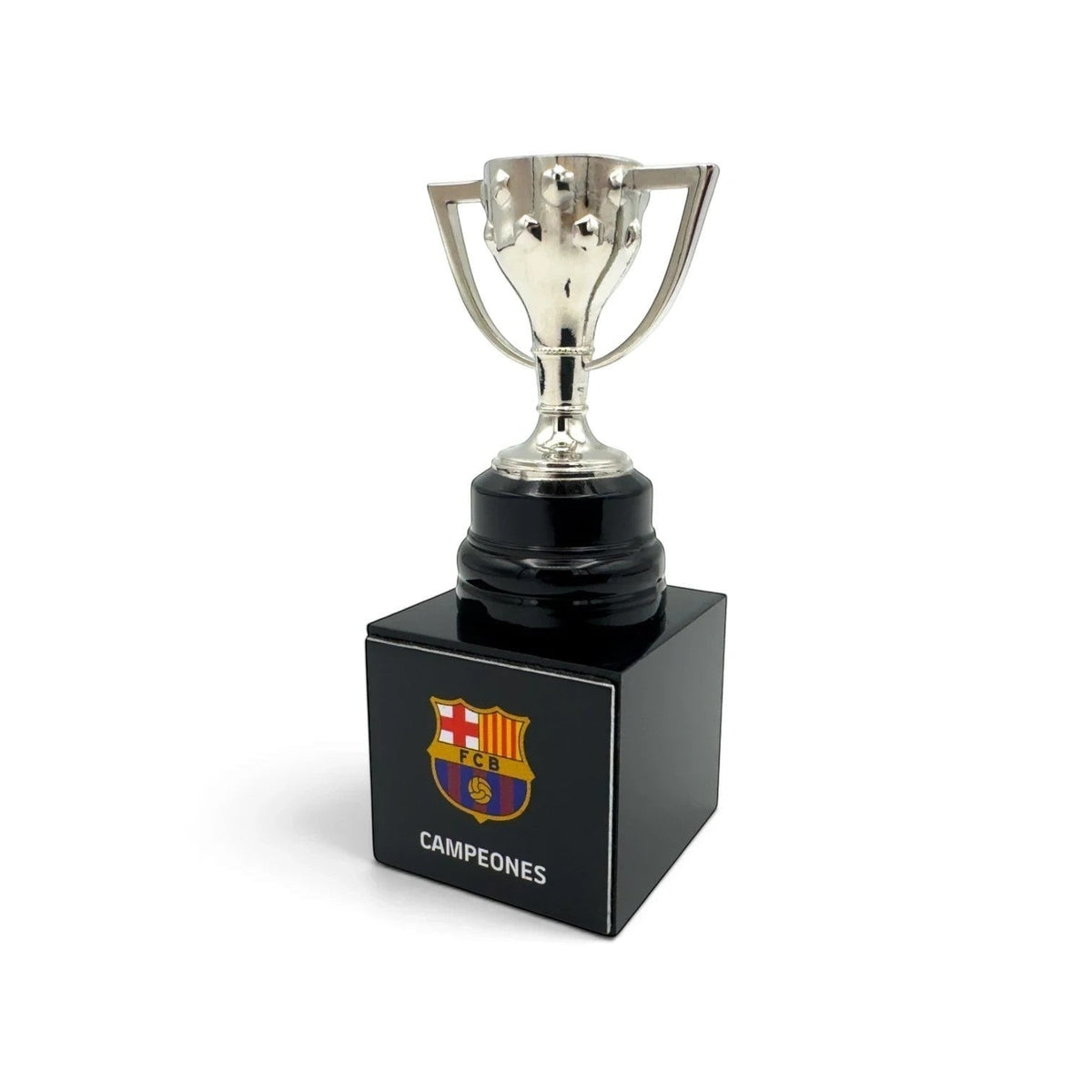 Am Ball La Liga Trophäen-Nachbildung für FC Barcelona Fans auf einem schwarzen Acrylsockel mit Campeones-Schriftzug