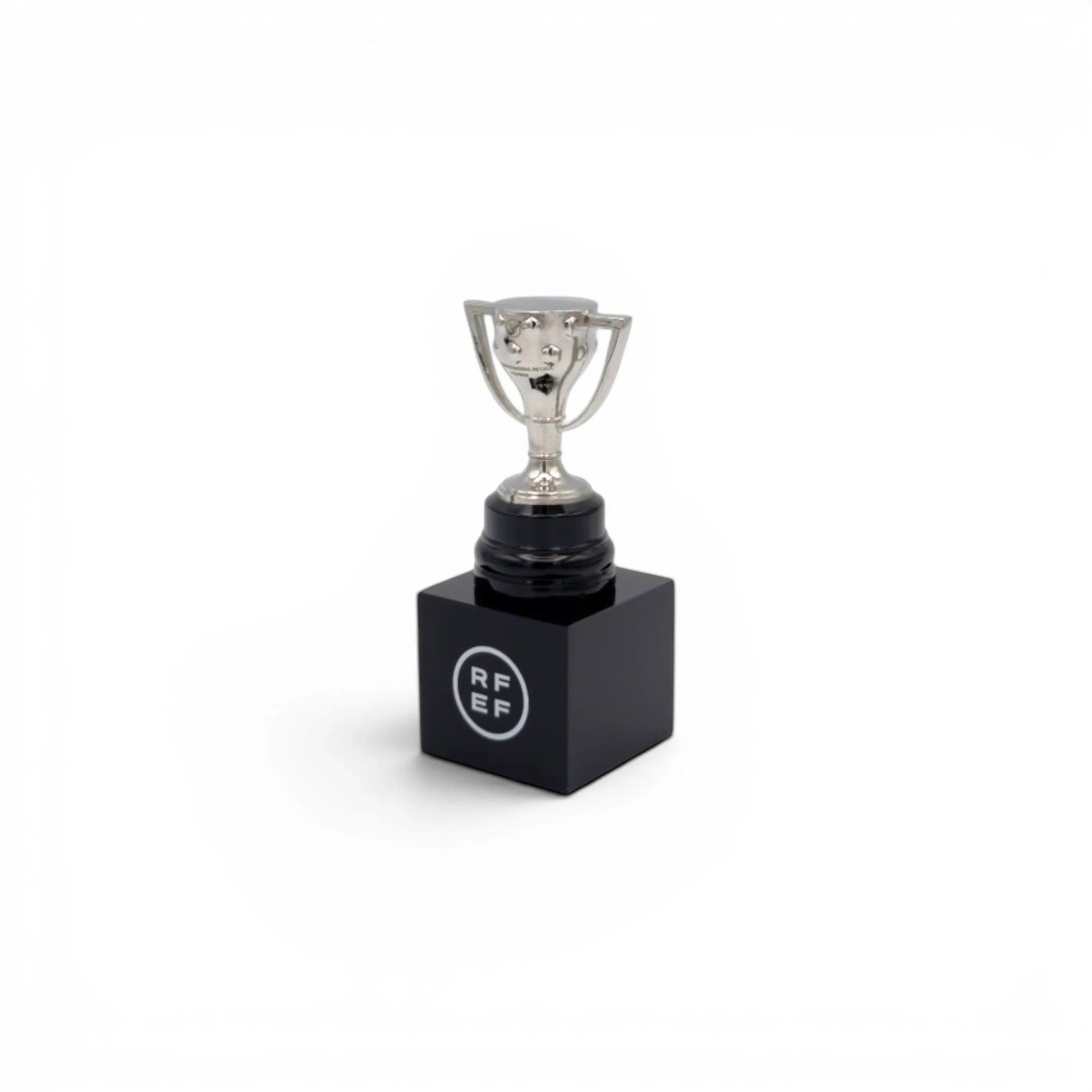 La Liga Trophäen-Nachbildung aus Zamak auf einem schwarzen Holzsockel mit RFEF-Logo