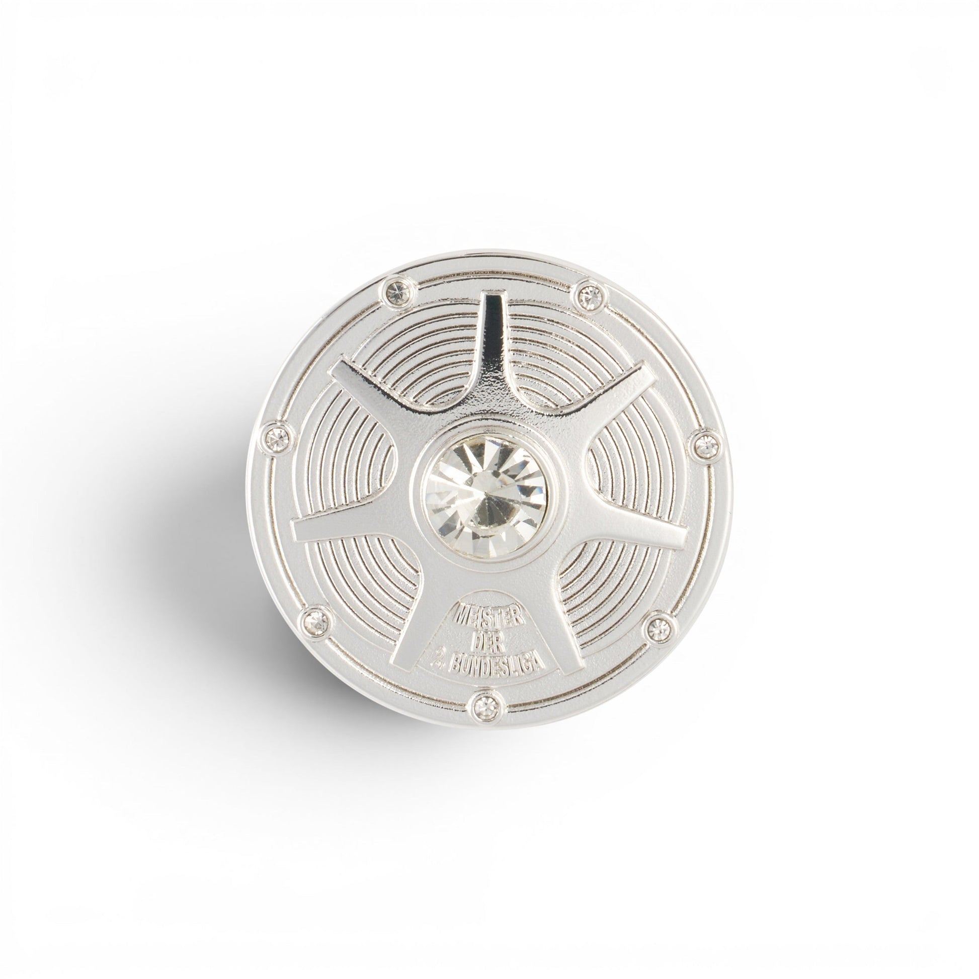 Am Ball 2. Bundesliga Meisterschale Pin-Anstecker aus Zamak mit Kristall-Detail, silberfarben