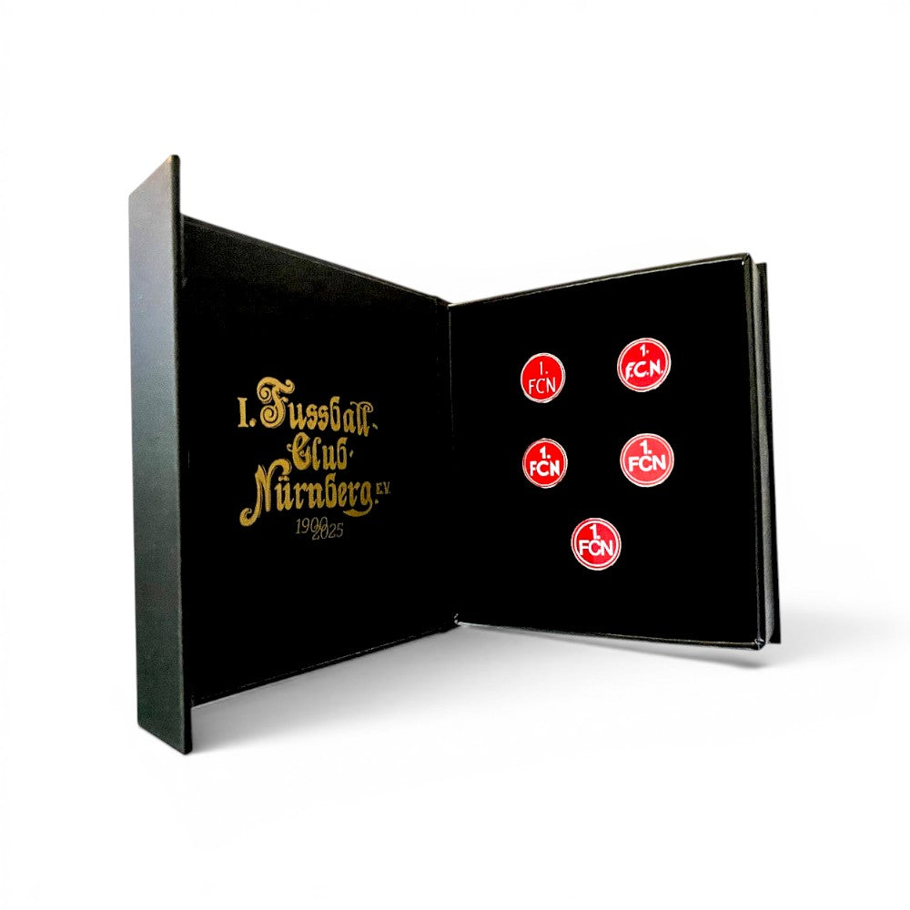 Am Ball 1. FC Nürnberg Jubiläums-Pin-Set mit fünf historischen Vereinswappen in einer eleganten schwarzen Box.