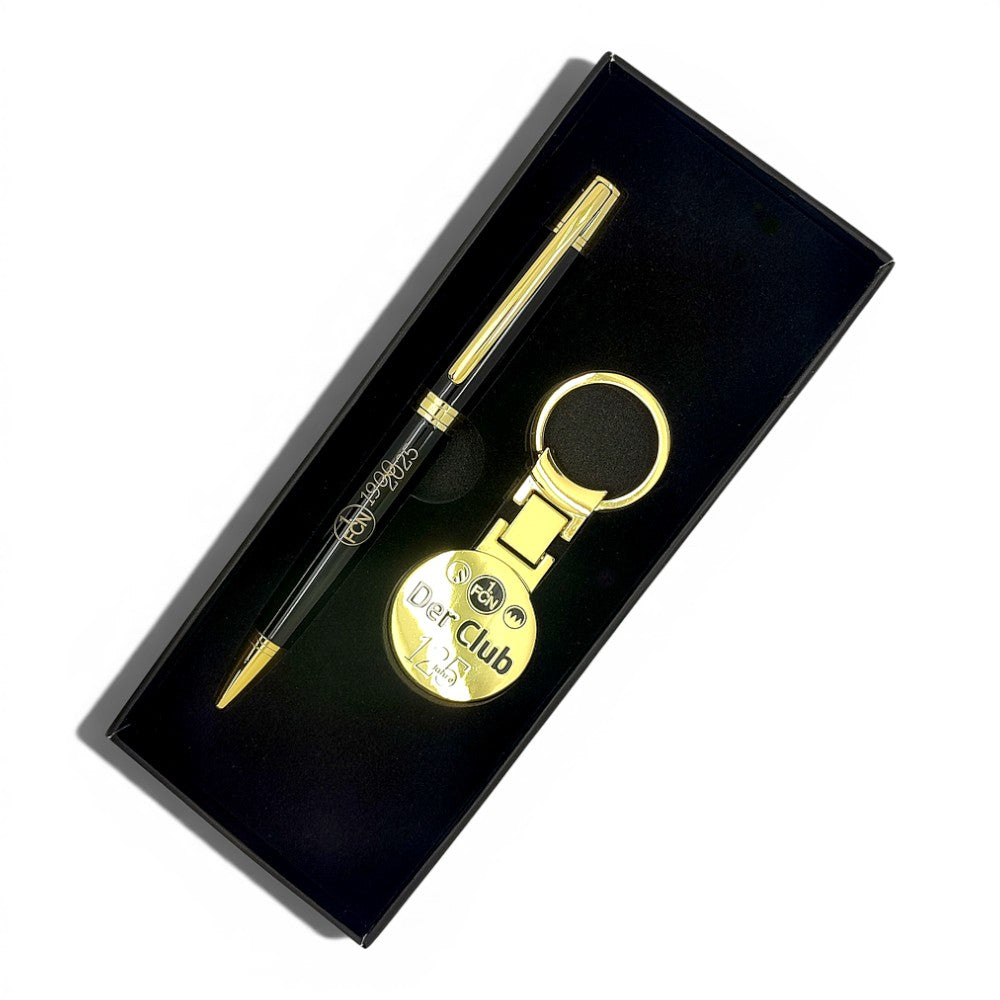 Am Ball 1. FC Nürnberg Jubiläums-Set mit schwarzem Kugelschreiber und goldenem Metall-Schlüsselanhänger in Geschenkbox.