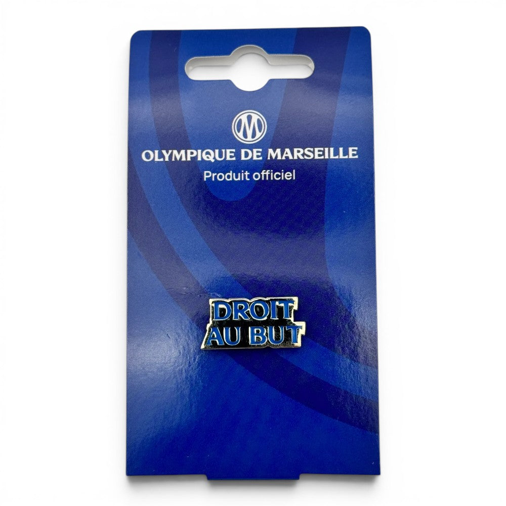 Am Ball Olympique de Marseille "Droit au But" Pin Badge aus blau-weißem Emaille und poliertem Metall.